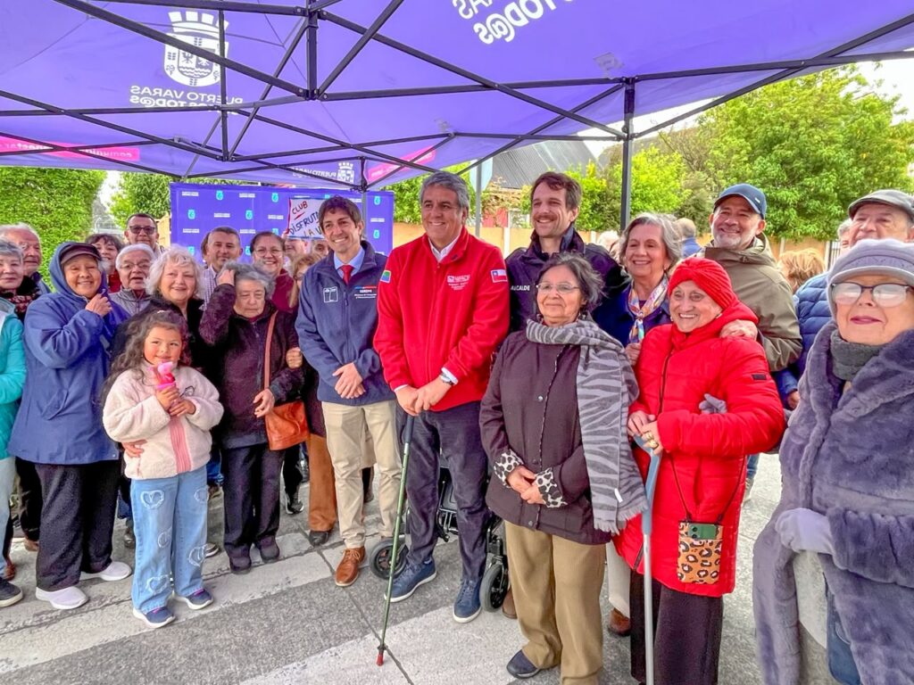 Autoridades junto con vecinos de Puerto Varas en la presentación del proyecto.