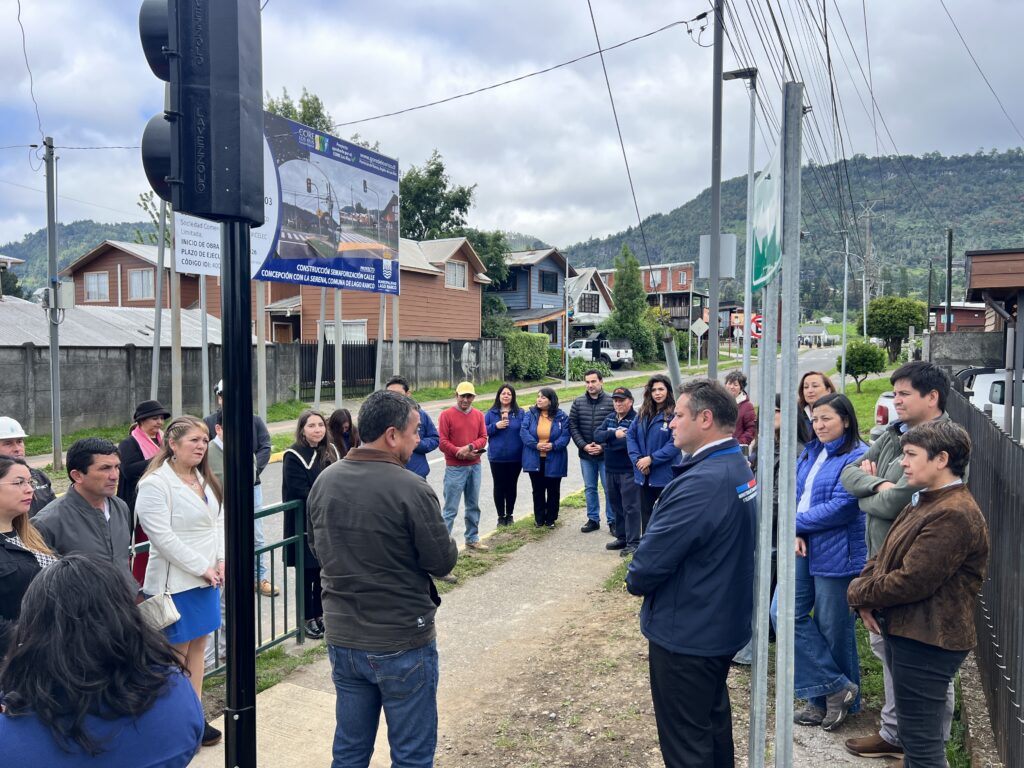Autoridades y habitantes de Lago Ranco en la inauguración del semáforo.